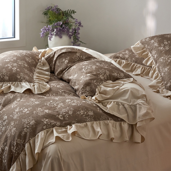 91家纺网 家纺一手货源 找家纺 金奇达家纺 2025新款保暖羽零™空气拉绒加厚双感棉绒四件套全棉双层纱【法式复古】（会员减30元）双感棉绒【法式复古】系列，标准号全网控价（折后券后）不低于228元 复古香颂-咖