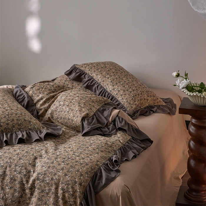 91家纺网 家纺一手货源 找家纺 金奇达家纺 2025新款保暖羽零™空气拉绒加厚双感棉绒四件套全棉双层纱【法式复古】（会员减30元）双感棉绒【法式复古】系列，标准号全网控价（折后券后）不低于228元 枫丹白露-咖