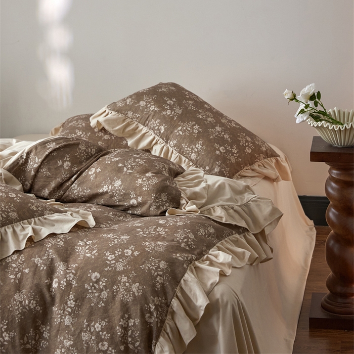 91家纺网 家纺一手货源 找家纺 金奇达家纺 2025新款保暖羽零™空气拉绒加厚双感棉绒四件套全棉双层纱【法式复古】（会员减30元）双感棉绒【法式复古】系列，标准号全网控价（折后券后）不低于228元 复古香颂-咖