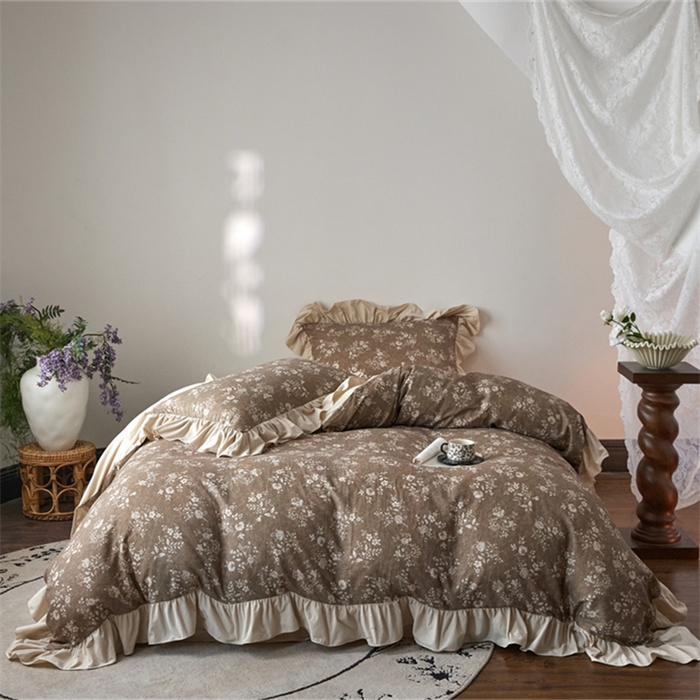 91家纺网 家纺一手货源 找家纺 金奇达家纺 2025新款保暖羽零™空气拉绒加厚双感棉绒四件套全棉双层纱【法式复古】（会员减30元）双感棉绒【法式复古】系列，标准号全网控价（折后券后）不低于228元 复古香颂-咖