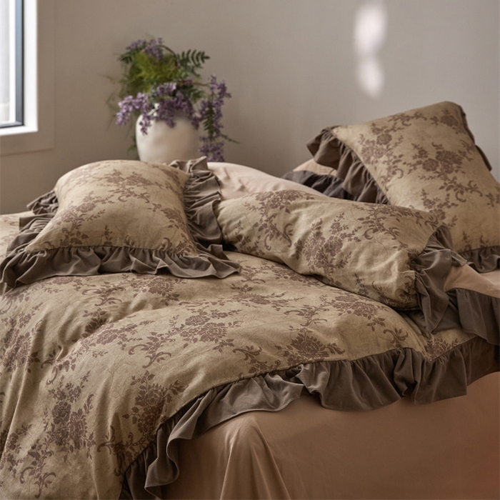 91家纺网 家纺一手货源 找家纺 金奇达家纺 2025新款保暖羽零™空气拉绒加厚双感棉绒四件套全棉双层纱【法式复古】（会员减30元）双感棉绒【法式复古】系列，标准号全网控价（折后券后）不低于228元 赫本的午后-咖