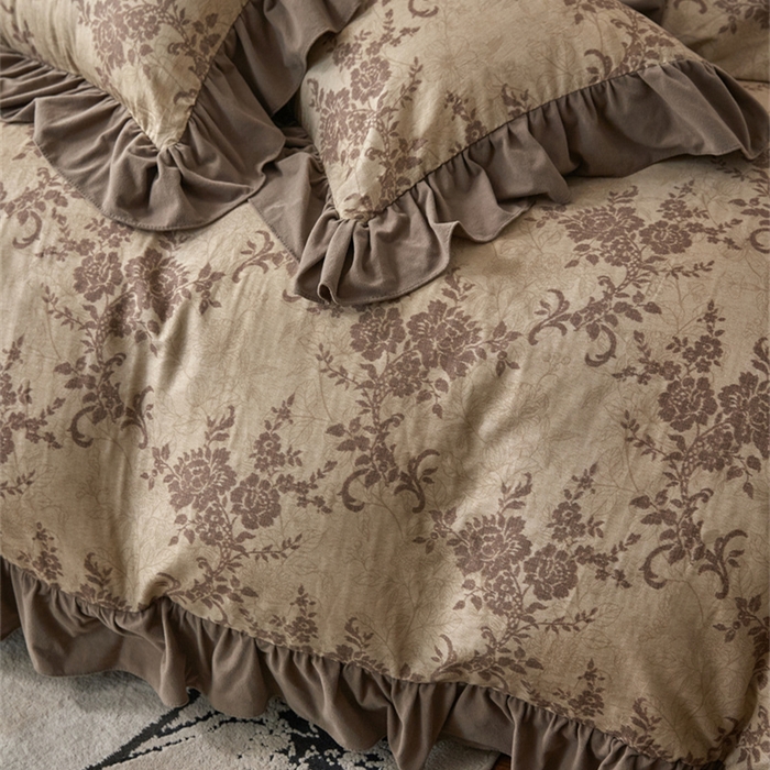 91家纺网 家纺一手货源 找家纺 金奇达家纺 2025新款保暖羽零™空气拉绒加厚双感棉绒四件套全棉双层纱【法式复古】（会员减30元）双感棉绒【法式复古】系列，标准号全网控价（折后券后）不低于228元 赫本的午后-咖