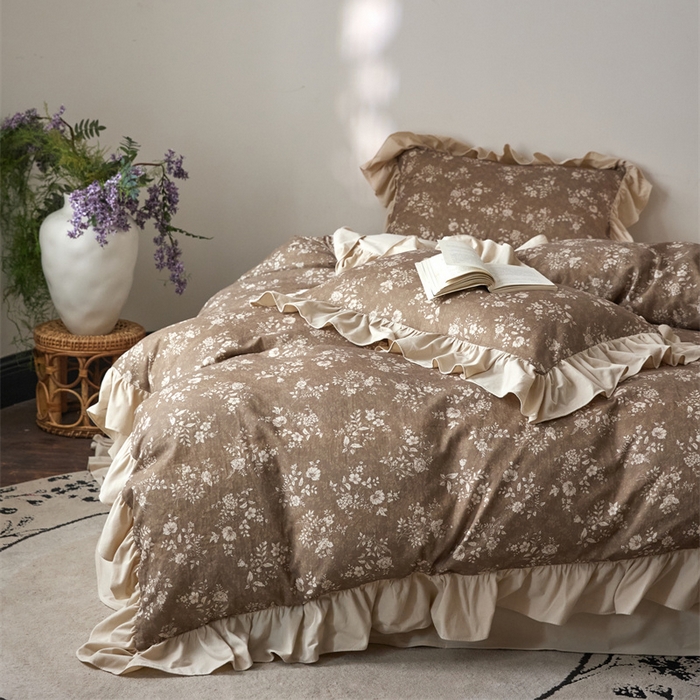 91家纺网 家纺一手货源 找家纺 金奇达家纺 2025新款保暖羽零™空气拉绒加厚双感棉绒四件套全棉双层纱【法式复古】（会员减30元）双感棉绒【法式复古】系列，标准号全网控价（折后券后）不低于228元 复古香颂-咖