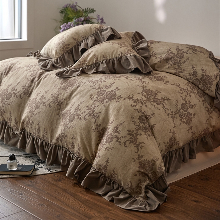 91家纺网 家纺一手货源 找家纺 金奇达家纺 2025新款保暖羽零™空气拉绒加厚双感棉绒四件套全棉双层纱【法式复古】（会员减30元）双感棉绒【法式复古】系列，标准号全网控价（折后券后）不低于228元 赫本的午后-咖