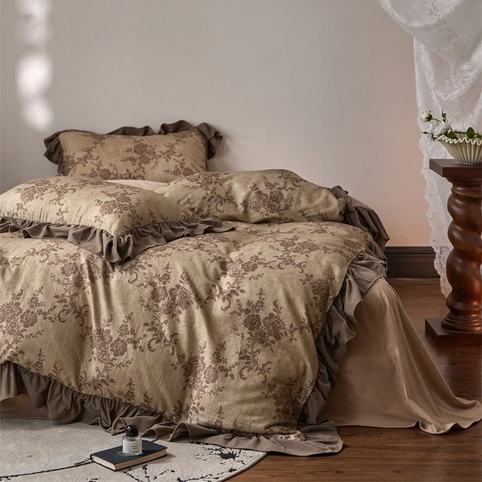 91家纺网 家纺一手货源 找家纺 金奇达家纺 2025新款保暖羽零™空气拉绒加厚双感棉绒四件套全棉双层纱【法式复古】（会员减30元）双感棉绒【法式复古】系列，标准号全网控价（折后券后）不低于228元 赫本的午后-咖