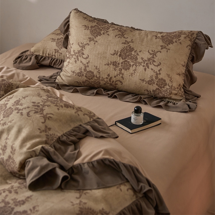 91家纺网 家纺一手货源 找家纺 金奇达家纺 2025新款保暖羽零™空气拉绒加厚双感棉绒四件套全棉双层纱【法式复古】（会员减30元）双感棉绒【法式复古】系列，标准号全网控价（折后券后）不低于228元 赫本的午后-咖