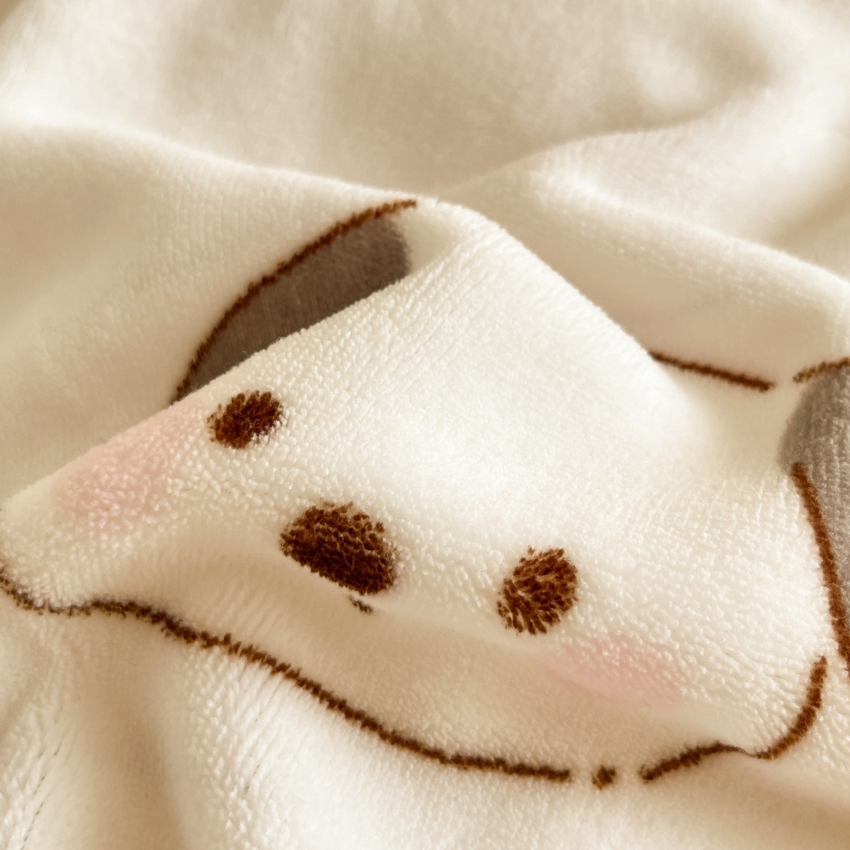 91家纺网 家纺一手货源 找家纺 摩妮卡 2025新款牛奶绒印花夹棉床盖印花四件套 熊旺小趣