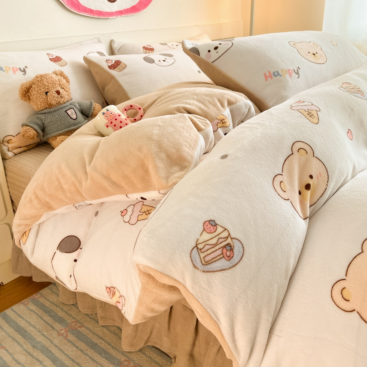 91家纺网 家纺一手货源 找家纺 摩妮卡 2025新款牛奶绒印花夹棉床盖印花四件套 熊旺小趣