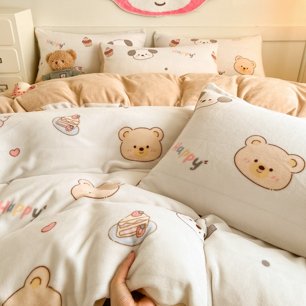 91家纺网 家纺一手货源 找家纺 摩妮卡 2025新款牛奶绒印花夹棉床盖印花四件套 熊旺小趣