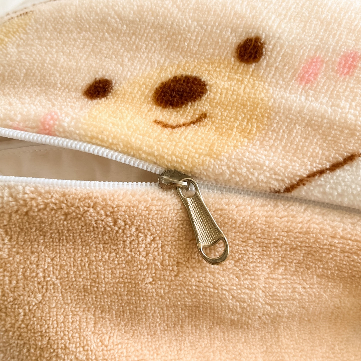 91家纺网 家纺一手货源 找家纺 摩妮卡 2025新款牛奶绒印花夹棉床盖印花四件套 熊旺小趣