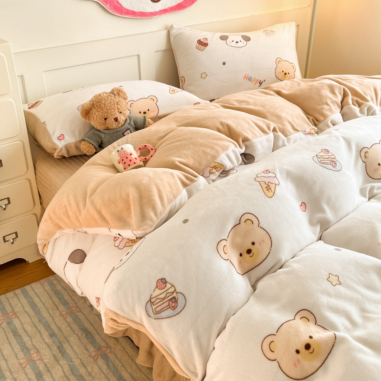 91家纺网 家纺一手货源 找家纺 摩妮卡 2025新款牛奶绒印花夹棉床盖印花四件套 熊旺小趣