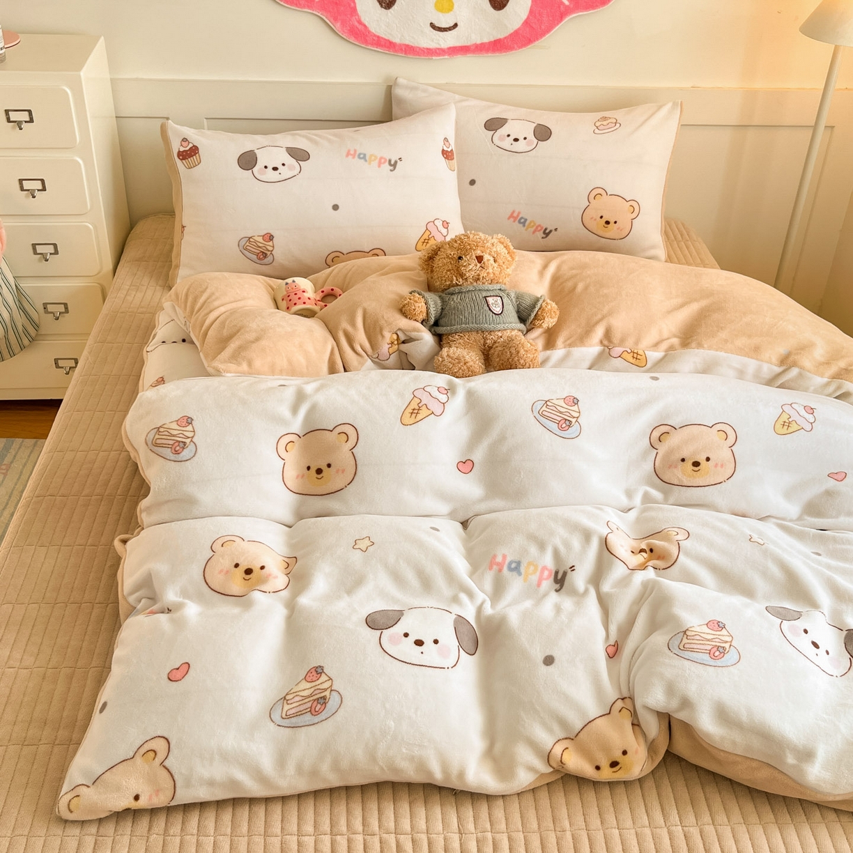 91家纺网 家纺一手货源 找家纺 摩妮卡 2025新款牛奶绒印花夹棉床盖印花四件套 熊旺小趣