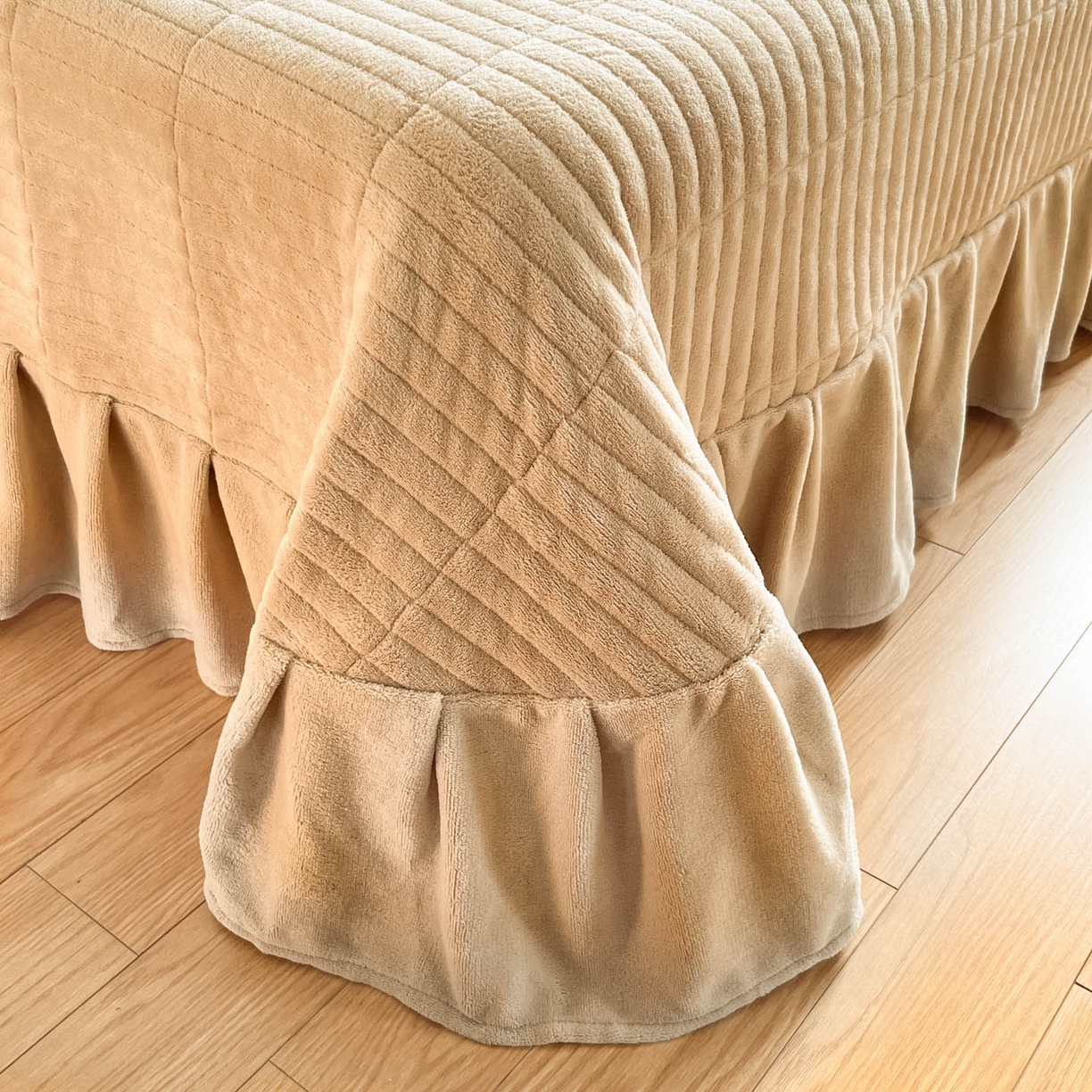 91家纺网 家纺一手货源 找家纺 摩妮卡 2025新款牛奶绒印花夹棉床盖印花四件套 熊旺小趣