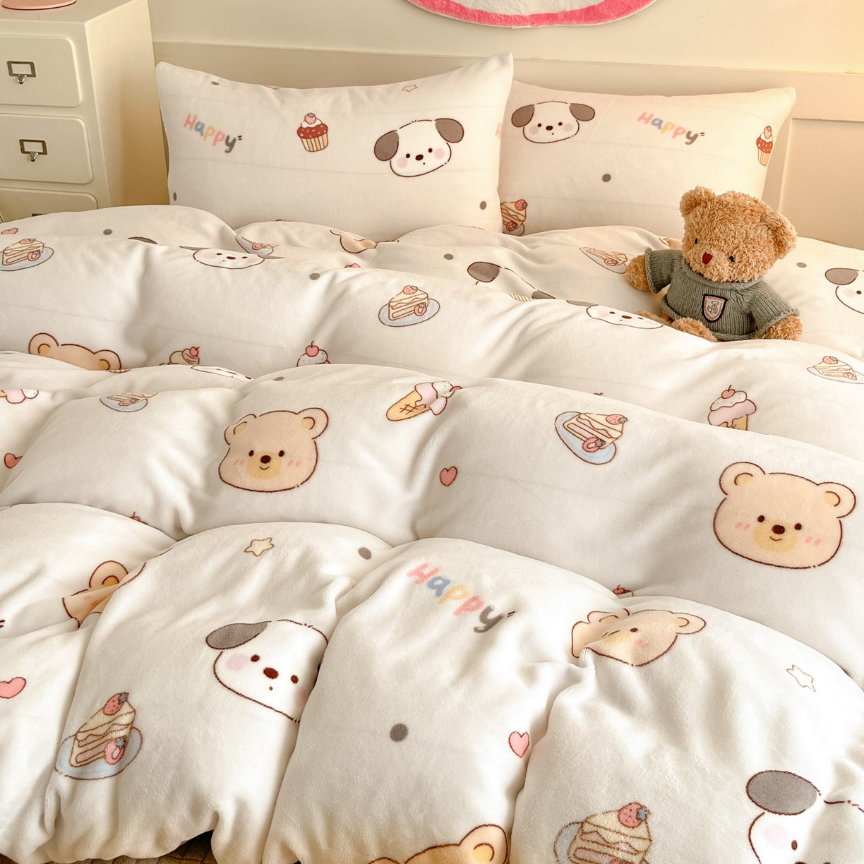 91家纺网 家纺一手货源 找家纺 摩妮卡 2025新款牛奶绒印花夹棉床盖印花四件套 熊旺小趣