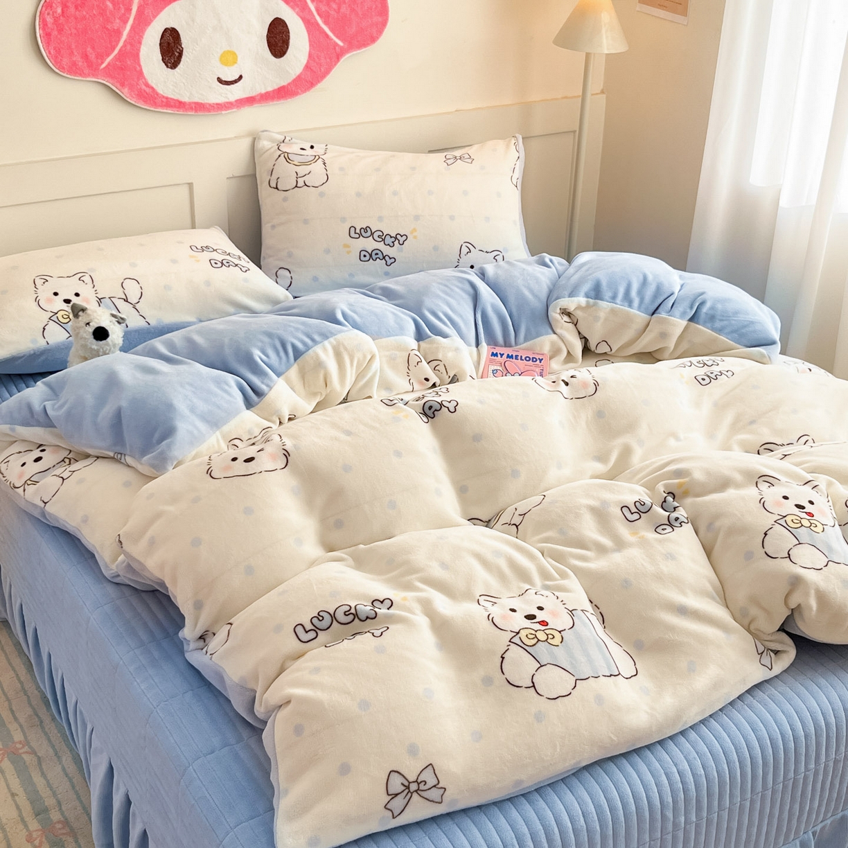 91家纺网 家纺一手货源 找家纺 摩妮卡 2025新款牛奶绒印花夹棉床盖印花四件套 小狗lucky