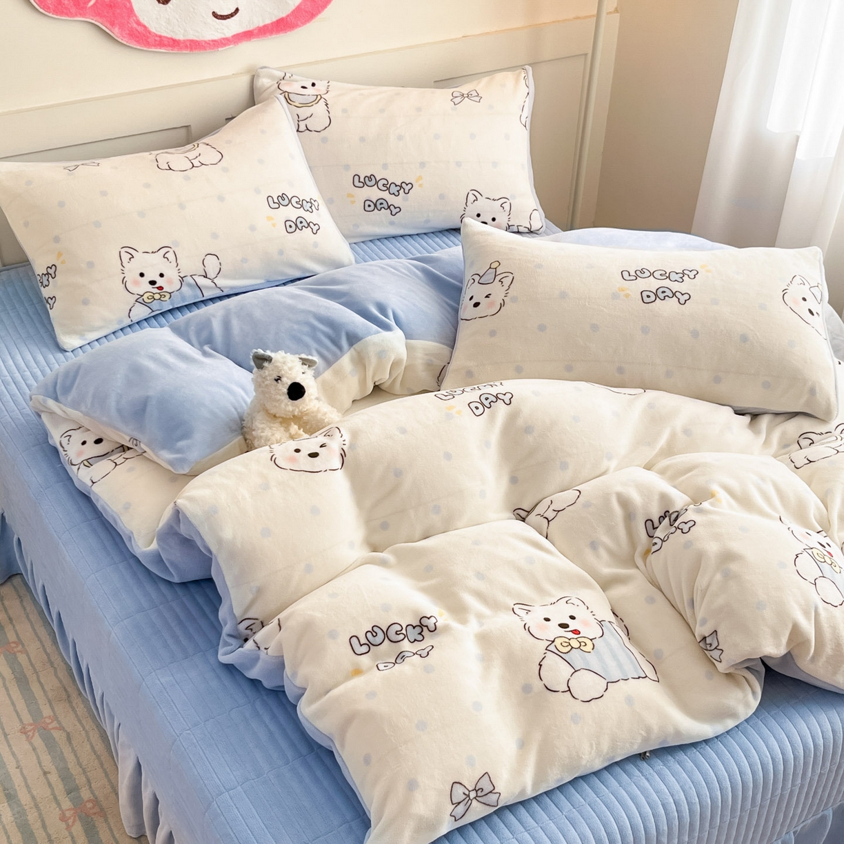 91家纺网 家纺一手货源 找家纺 摩妮卡 2025新款牛奶绒印花夹棉床盖印花四件套 小狗lucky