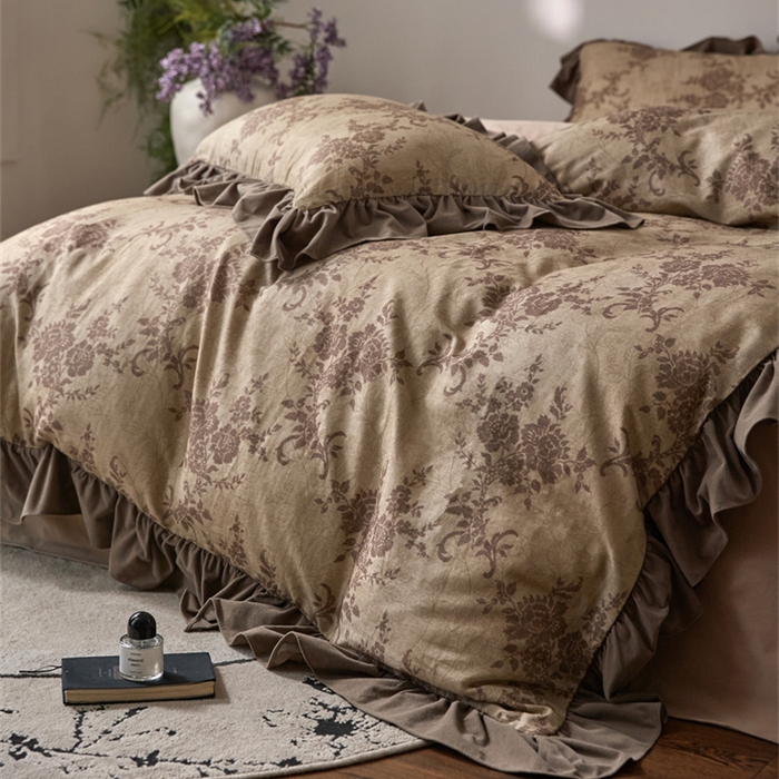 91家纺网 家纺一手货源 找家纺 金奇达家纺 2025新款保暖羽零™空气拉绒加厚双感棉绒四件套全棉双层纱【法式复古】（会员减30元）双感棉绒【法式复古】系列，标准号全网控价（折后券后）不低于228元 赫本的午后-咖