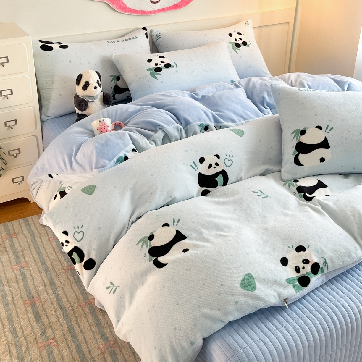 91家纺网 家纺一手货源 找家纺 摩妮卡 2025新款牛奶绒印花夹棉床盖印花四件套 熊猫点点