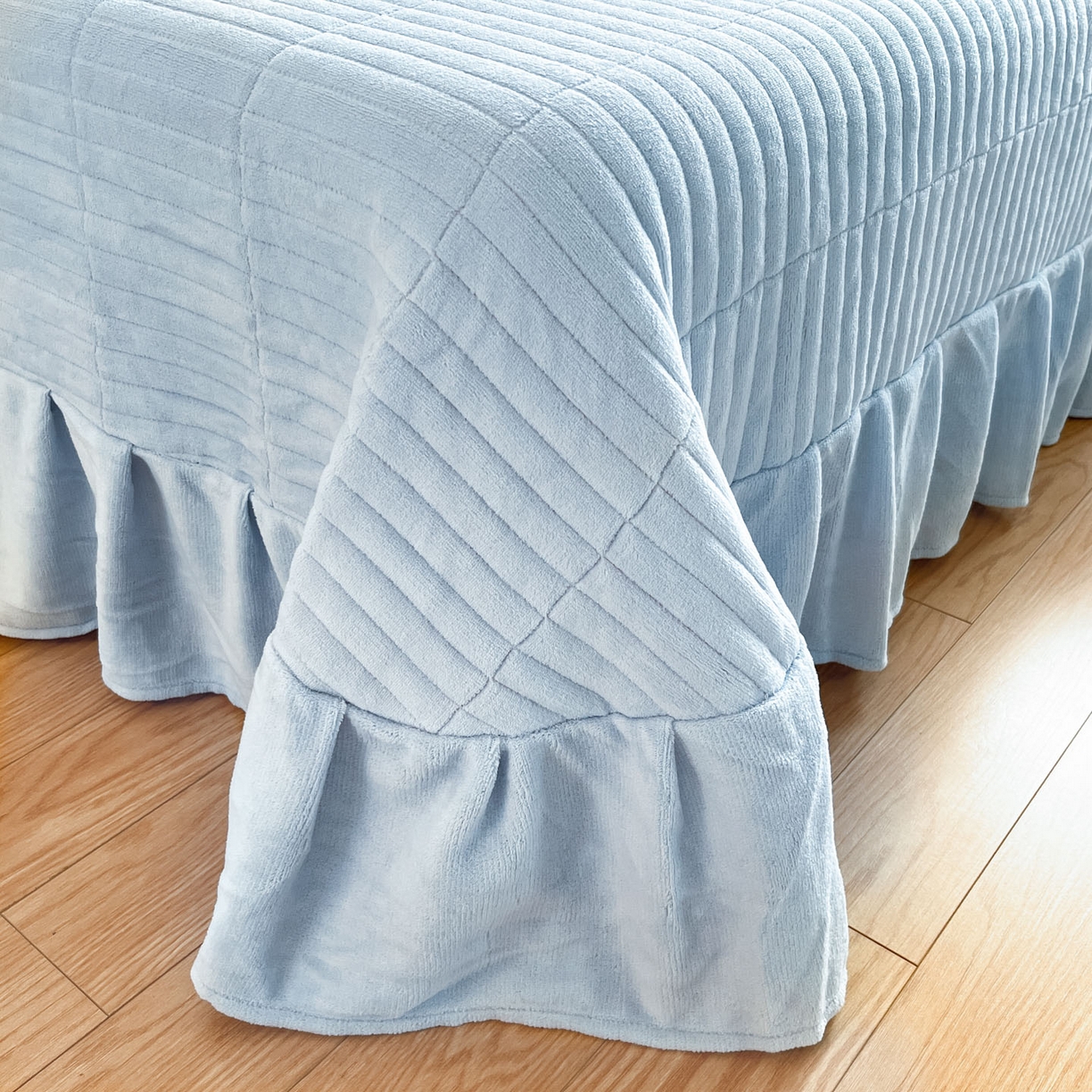 91家纺网 家纺一手货源 找家纺 摩妮卡 2025新款牛奶绒印花夹棉床盖印花四件套 熊猫点点