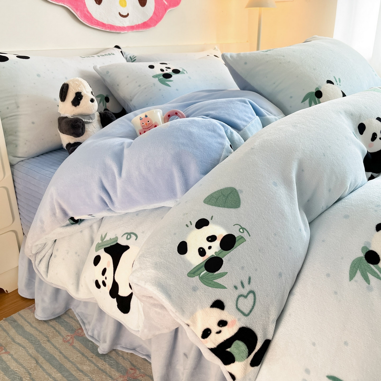 91家纺网 家纺一手货源 找家纺 摩妮卡 2025新款牛奶绒印花夹棉床盖印花四件套 熊猫点点