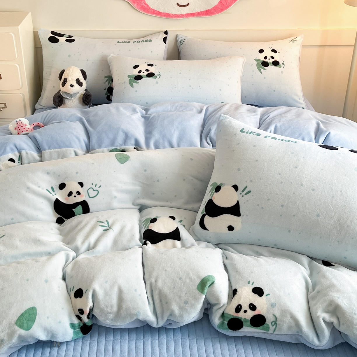 91家纺网 家纺一手货源 找家纺 摩妮卡 2025新款牛奶绒印花夹棉床盖印花四件套 熊猫点点