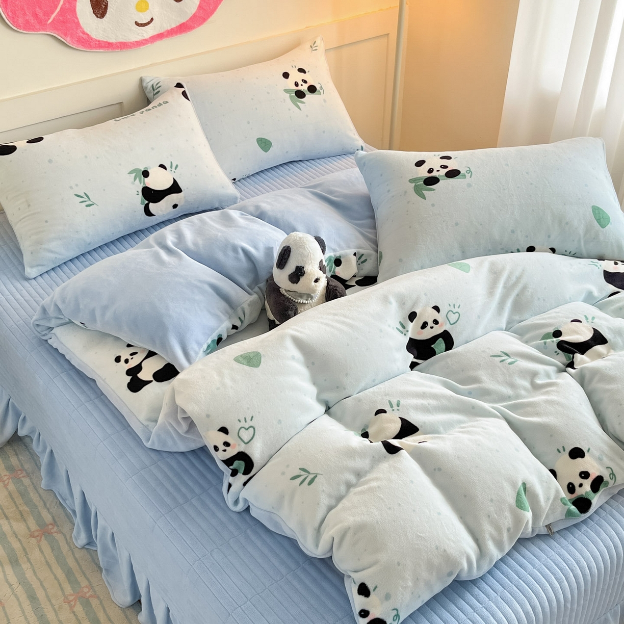91家纺网 家纺一手货源 找家纺 摩妮卡 2025新款牛奶绒印花夹棉床盖印花四件套 熊猫点点