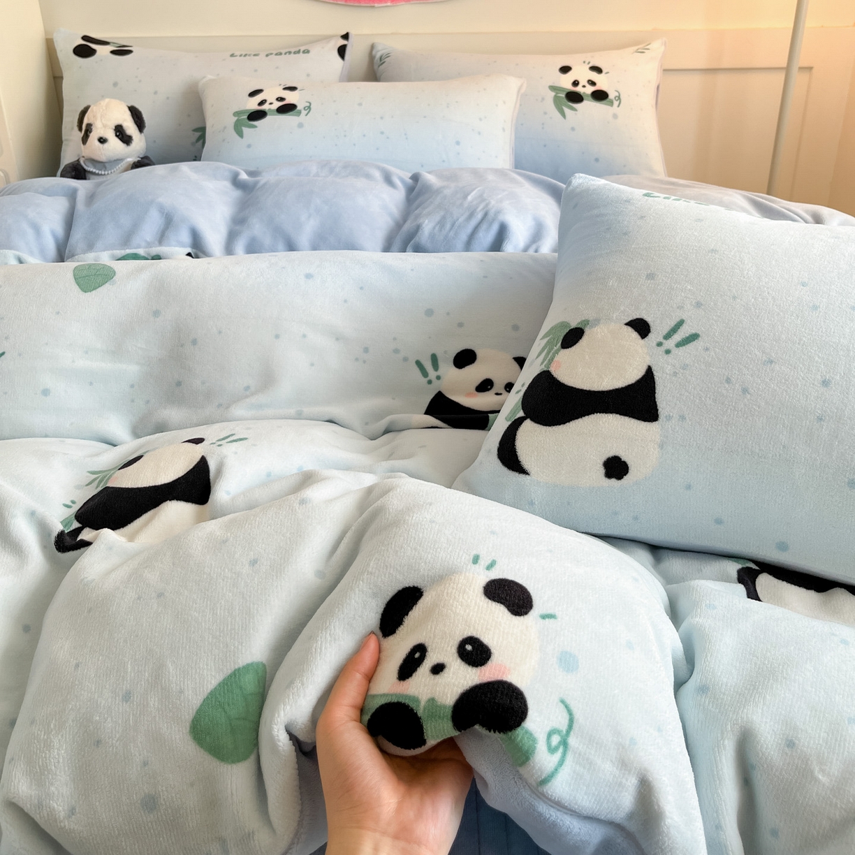 91家纺网 家纺一手货源 找家纺 摩妮卡 2025新款牛奶绒印花夹棉床盖印花四件套 熊猫点点