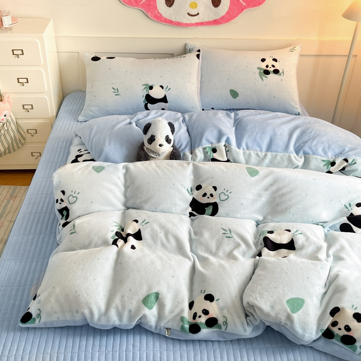91家纺网 家纺一手货源 找家纺 摩妮卡 2025新款牛奶绒印花夹棉床盖印花四件套 熊猫点点
