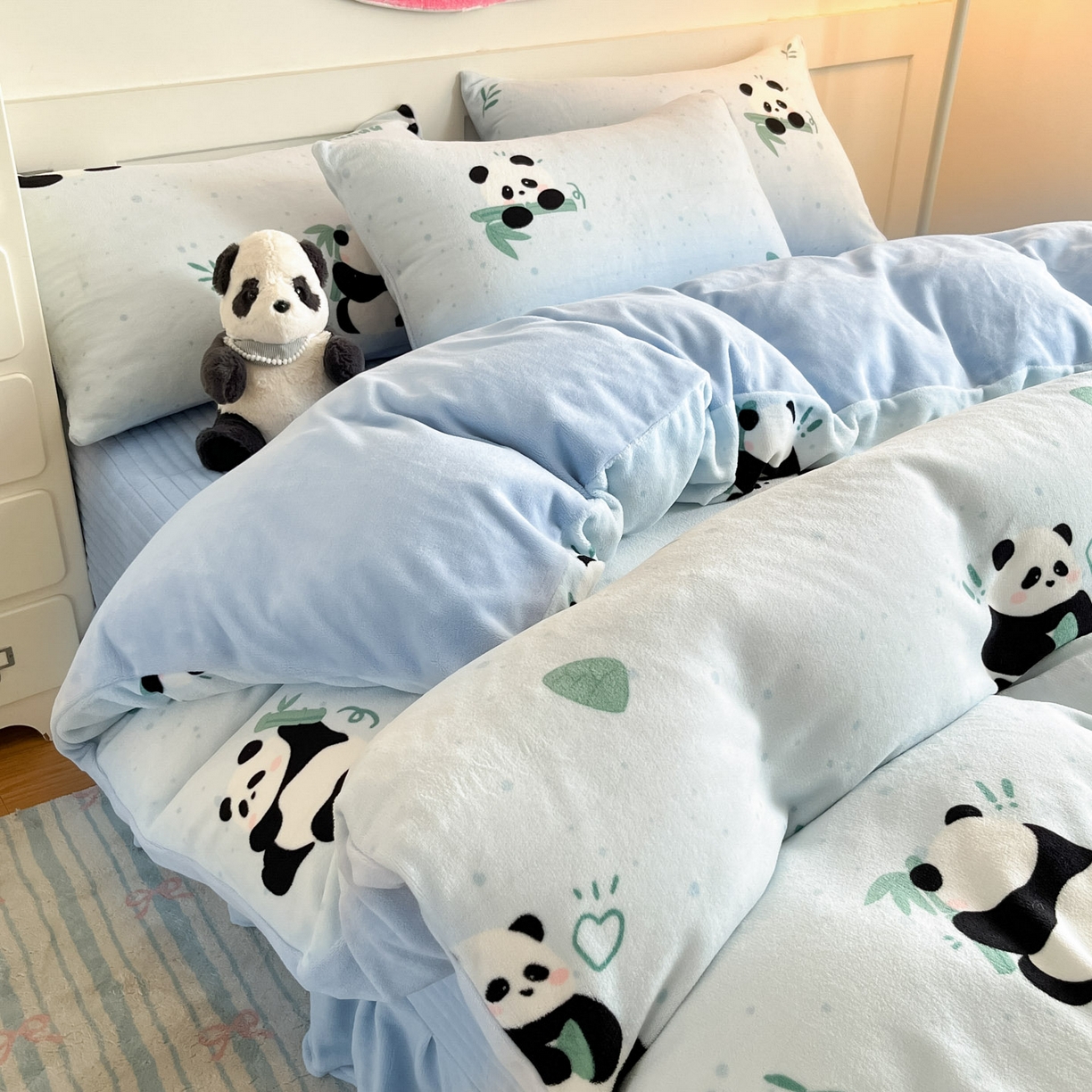 91家纺网 家纺一手货源 找家纺 摩妮卡 2025新款牛奶绒印花夹棉床盖印花四件套 熊猫点点