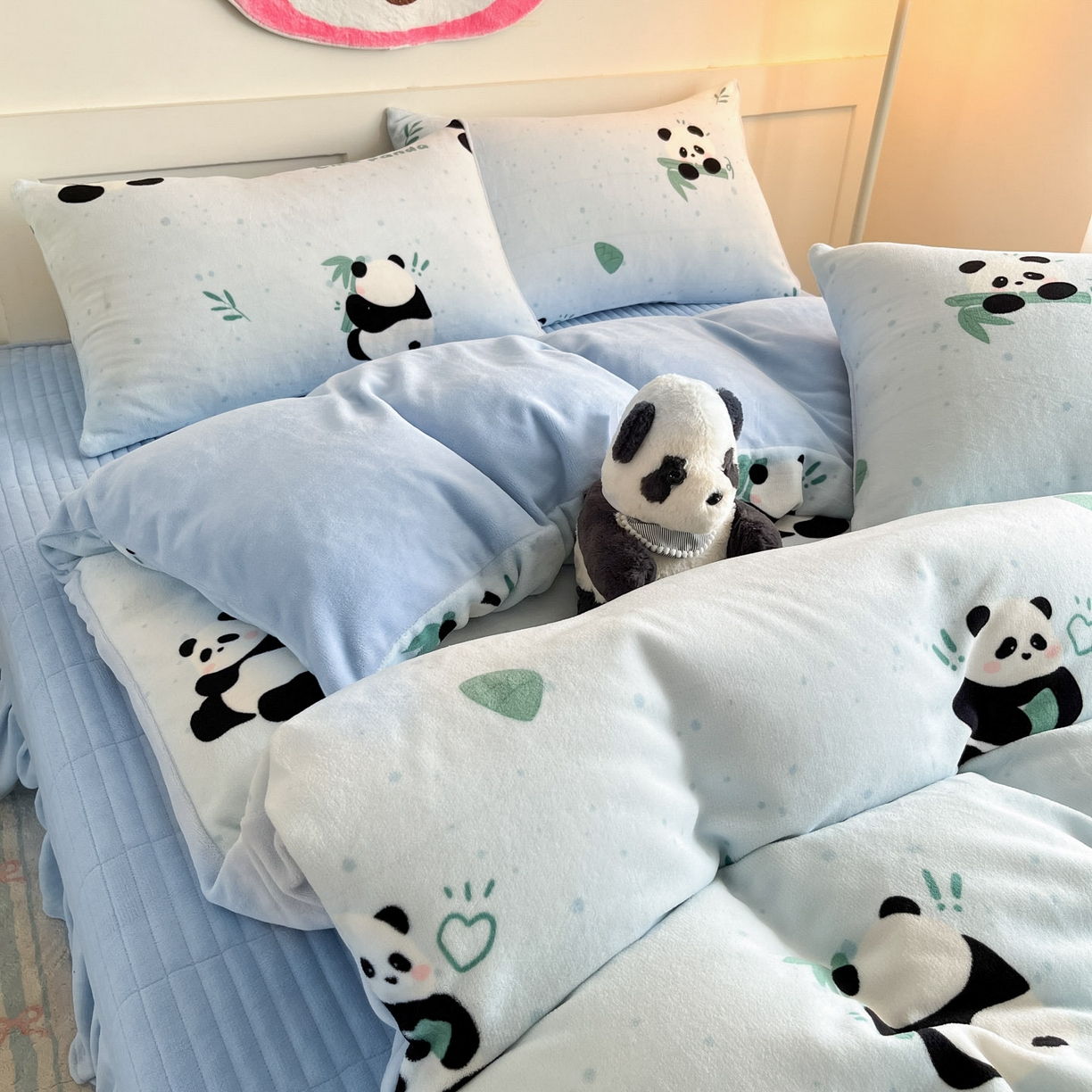 91家纺网 家纺一手货源 找家纺 摩妮卡 2025新款牛奶绒印花夹棉床盖印花四件套 熊猫点点