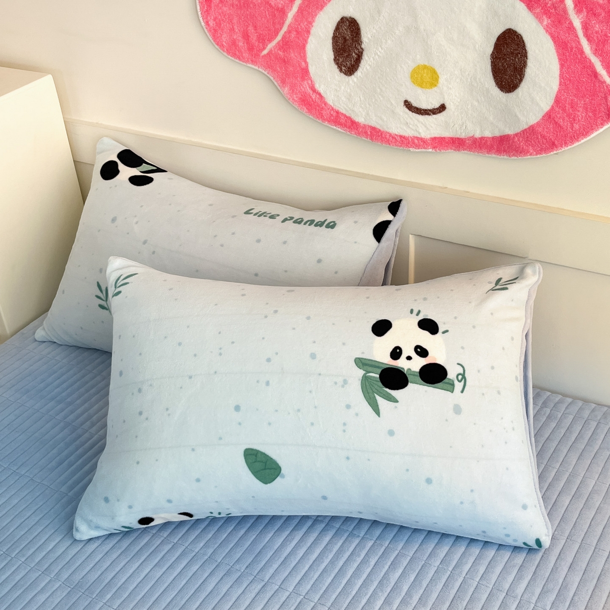 91家纺网 家纺一手货源 找家纺 摩妮卡 2025新款牛奶绒印花夹棉床盖印花四件套 熊猫点点