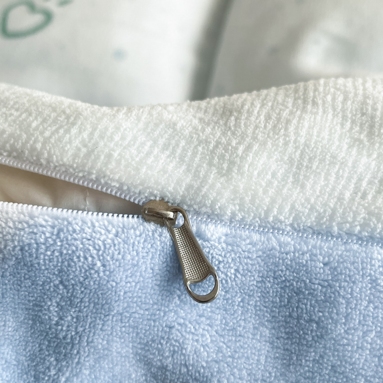 91家纺网 家纺一手货源 找家纺 摩妮卡 2025新款牛奶绒印花夹棉床盖印花四件套 熊猫点点