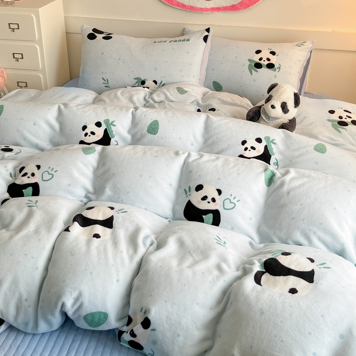 91家纺网 家纺一手货源 找家纺 摩妮卡 2025新款牛奶绒印花夹棉床盖印花四件套 熊猫点点