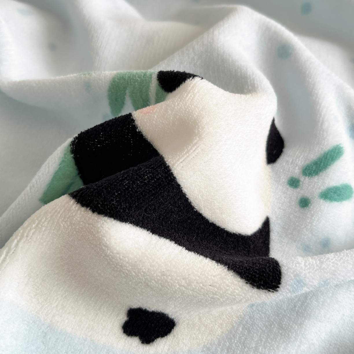 91家纺网 家纺一手货源 找家纺 摩妮卡 2025新款牛奶绒印花夹棉床盖印花四件套 熊猫点点