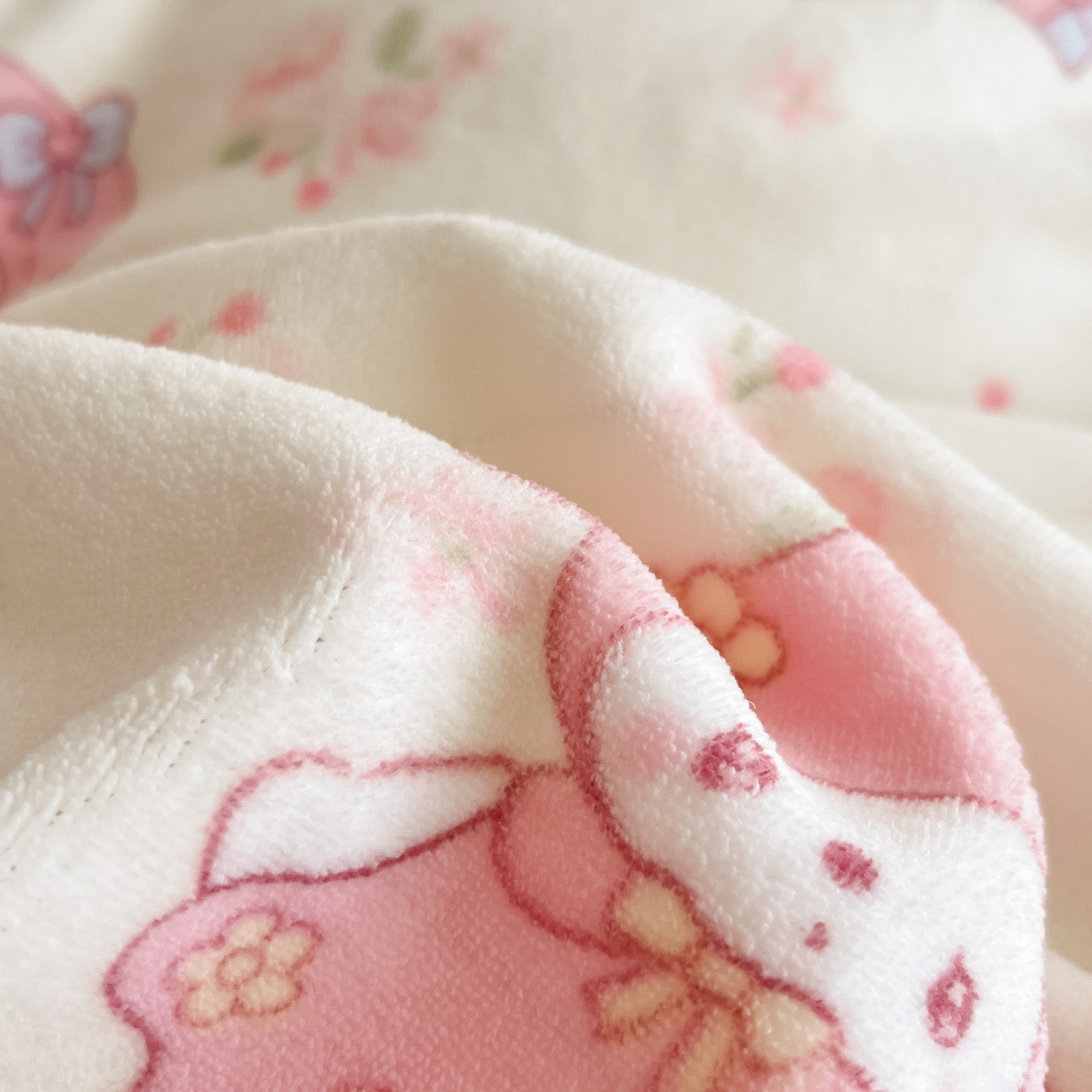 91家纺网 家纺一手货源 找家纺 摩妮卡 2025新款牛奶绒印花夹棉床盖印花四件套 甜蜜小花