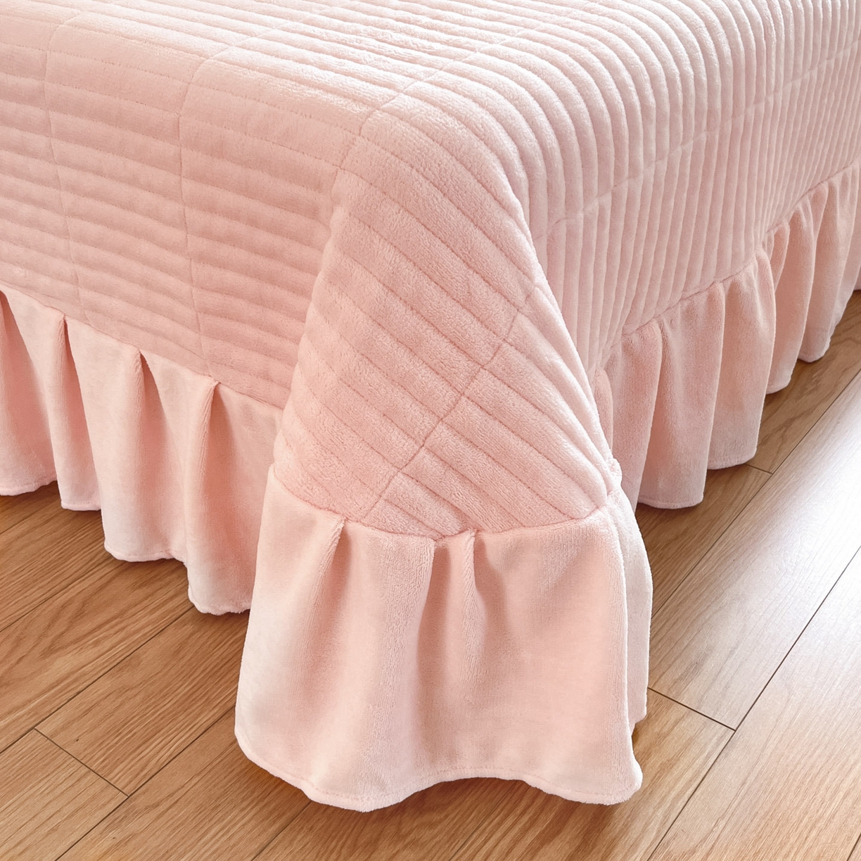 91家纺网 家纺一手货源 找家纺 摩妮卡 2025新款牛奶绒印花夹棉床盖印花四件套 甜蜜小花