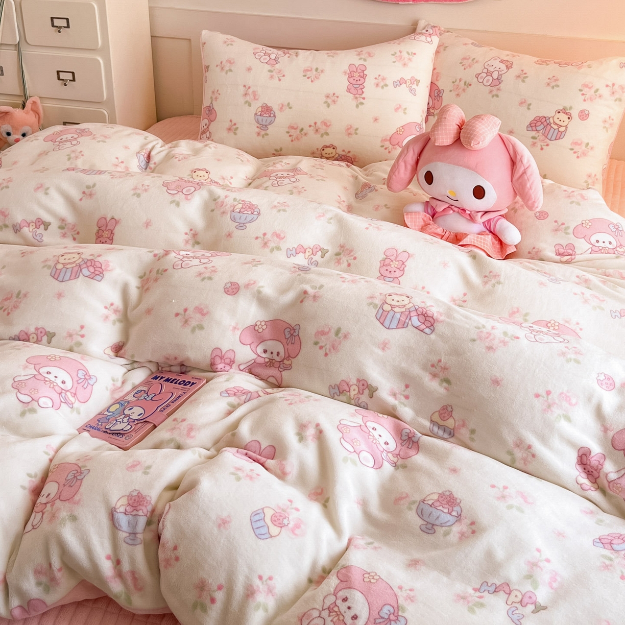 91家纺网 家纺一手货源 找家纺 摩妮卡 2025新款牛奶绒印花夹棉床盖印花四件套 甜蜜小花