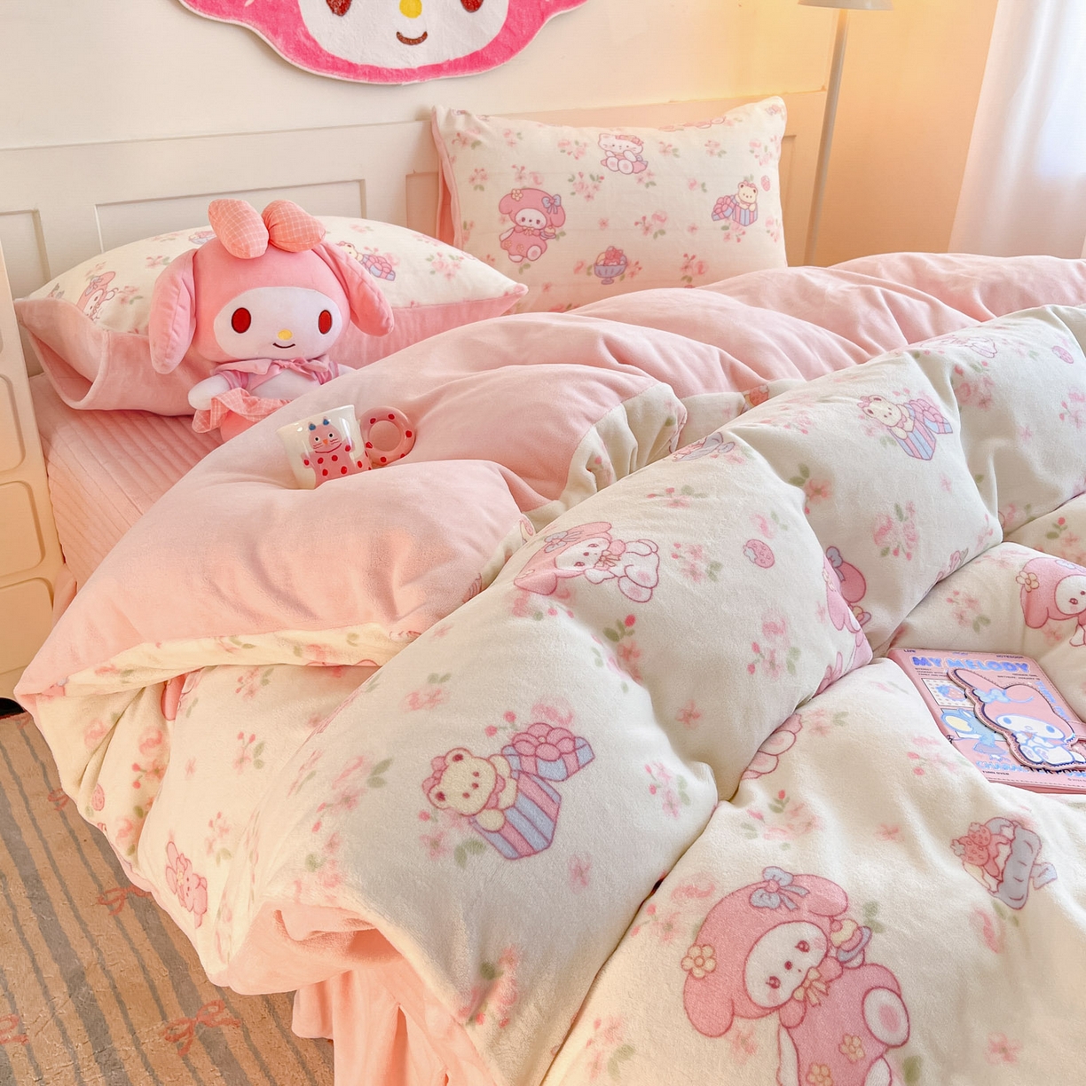 91家纺网 家纺一手货源 找家纺 摩妮卡 2025新款牛奶绒印花夹棉床盖印花四件套 甜蜜小花