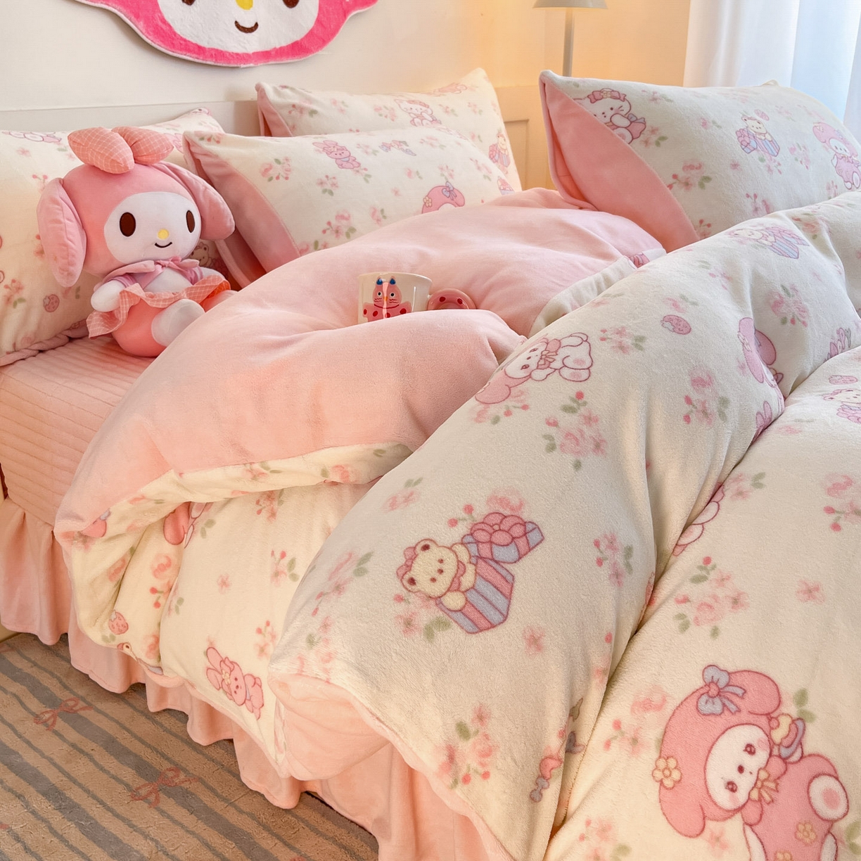 91家纺网 家纺一手货源 找家纺 摩妮卡 2025新款牛奶绒印花夹棉床盖印花四件套 甜蜜小花