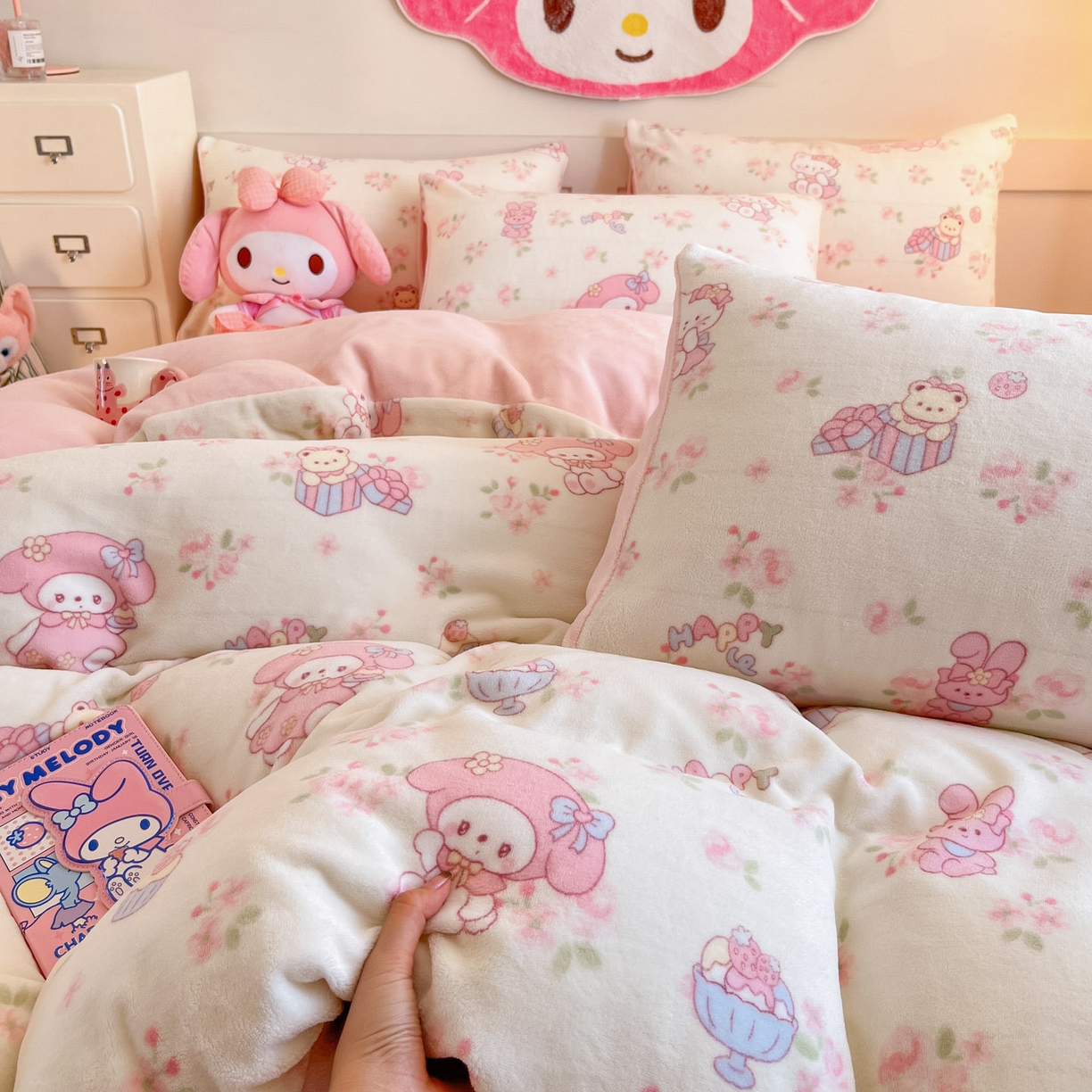 91家纺网 家纺一手货源 找家纺 摩妮卡 2025新款牛奶绒印花夹棉床盖印花四件套 甜蜜小花