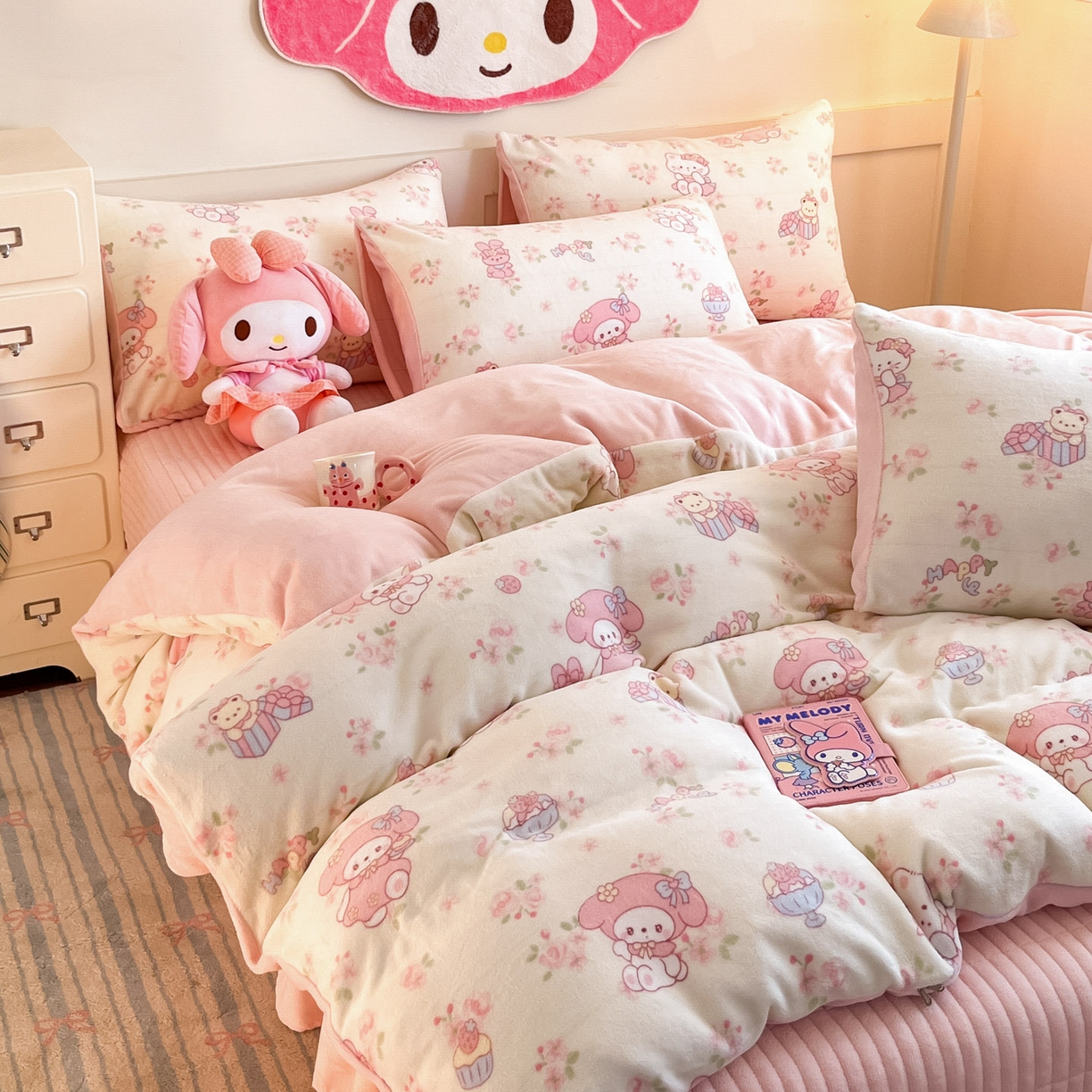 91家纺网 家纺一手货源 找家纺 摩妮卡 2025新款牛奶绒印花夹棉床盖印花四件套 甜蜜小花