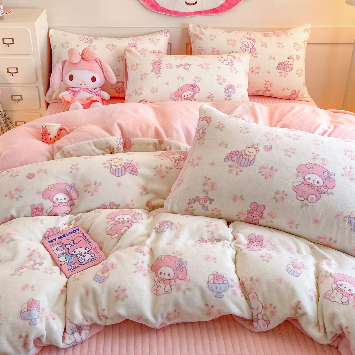 91家纺网 家纺一手货源 找家纺 摩妮卡 2025新款牛奶绒印花夹棉床盖印花四件套 甜蜜小花