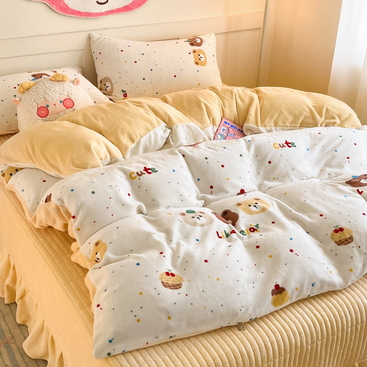 91家纺网 家纺一手货源 找家纺 摩妮卡 2025新款牛奶绒印花夹棉床盖印花四件套 瑞迪熊