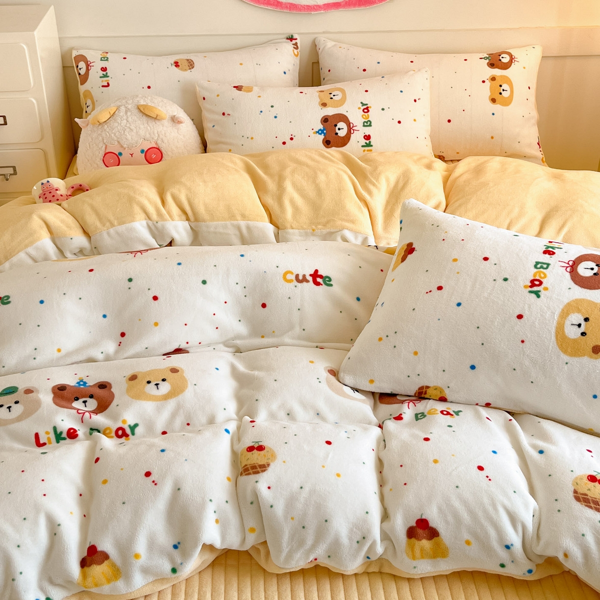 91家纺网 家纺一手货源 找家纺 摩妮卡 2025新款牛奶绒印花夹棉床盖印花四件套 瑞迪熊