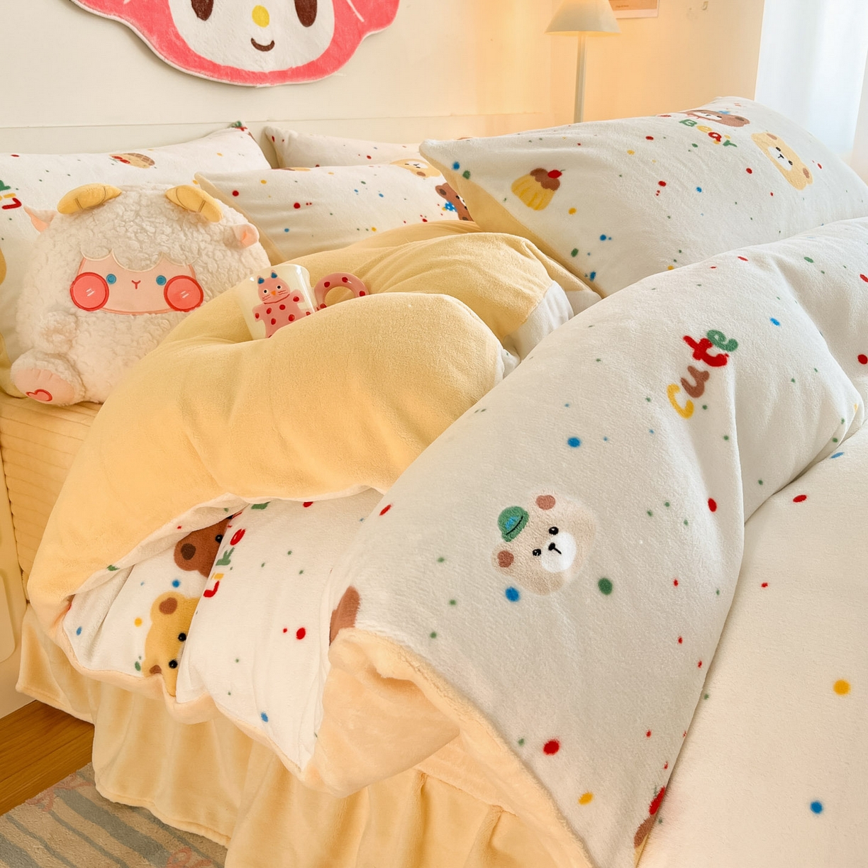 91家纺网 家纺一手货源 找家纺 摩妮卡 2025新款牛奶绒印花夹棉床盖印花四件套 瑞迪熊