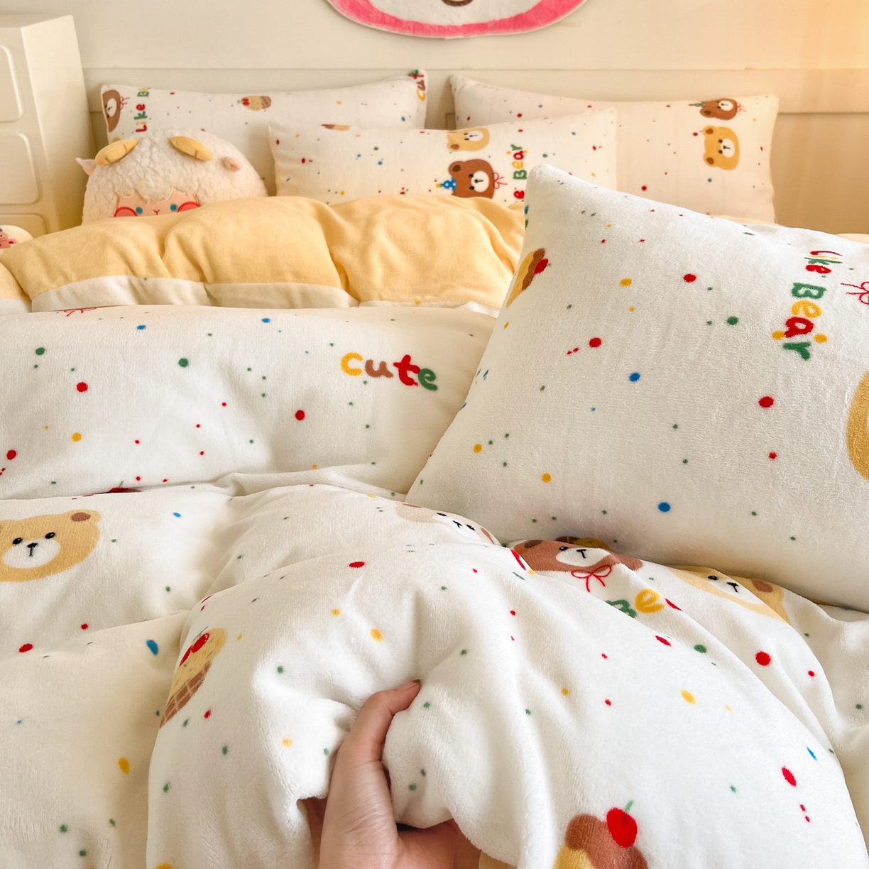 91家纺网 家纺一手货源 找家纺 摩妮卡 2025新款牛奶绒印花夹棉床盖印花四件套 瑞迪熊