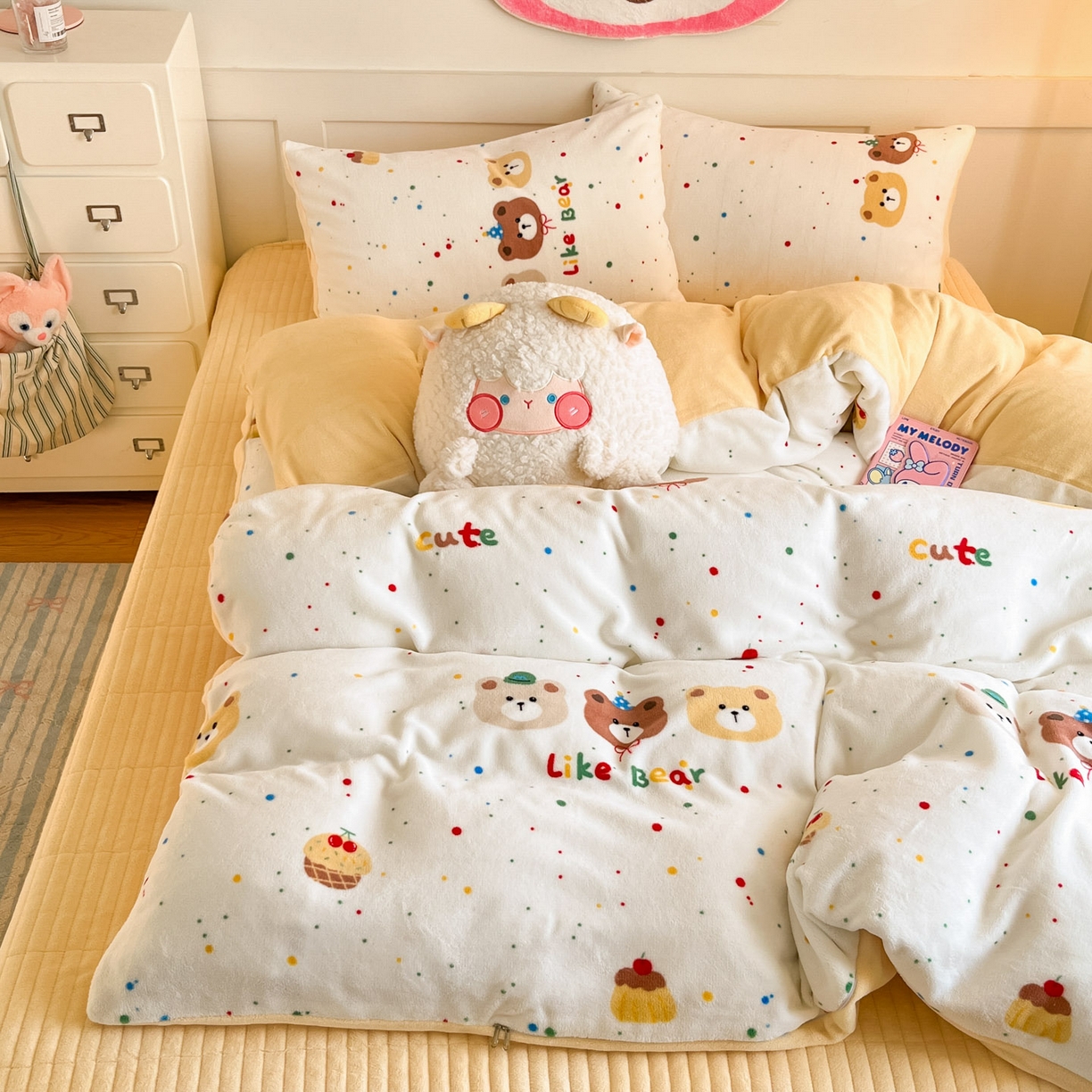 91家纺网 家纺一手货源 找家纺 摩妮卡 2025新款牛奶绒印花夹棉床盖印花四件套 瑞迪熊