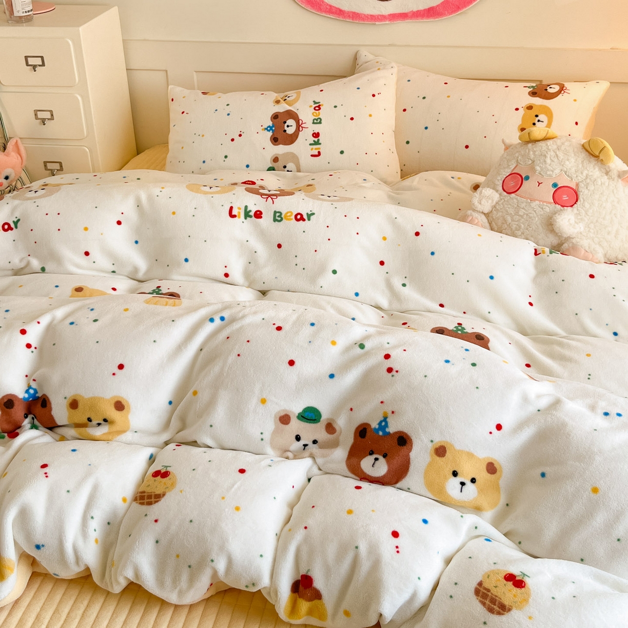 91家纺网 家纺一手货源 找家纺 摩妮卡 2025新款牛奶绒印花夹棉床盖印花四件套 瑞迪熊