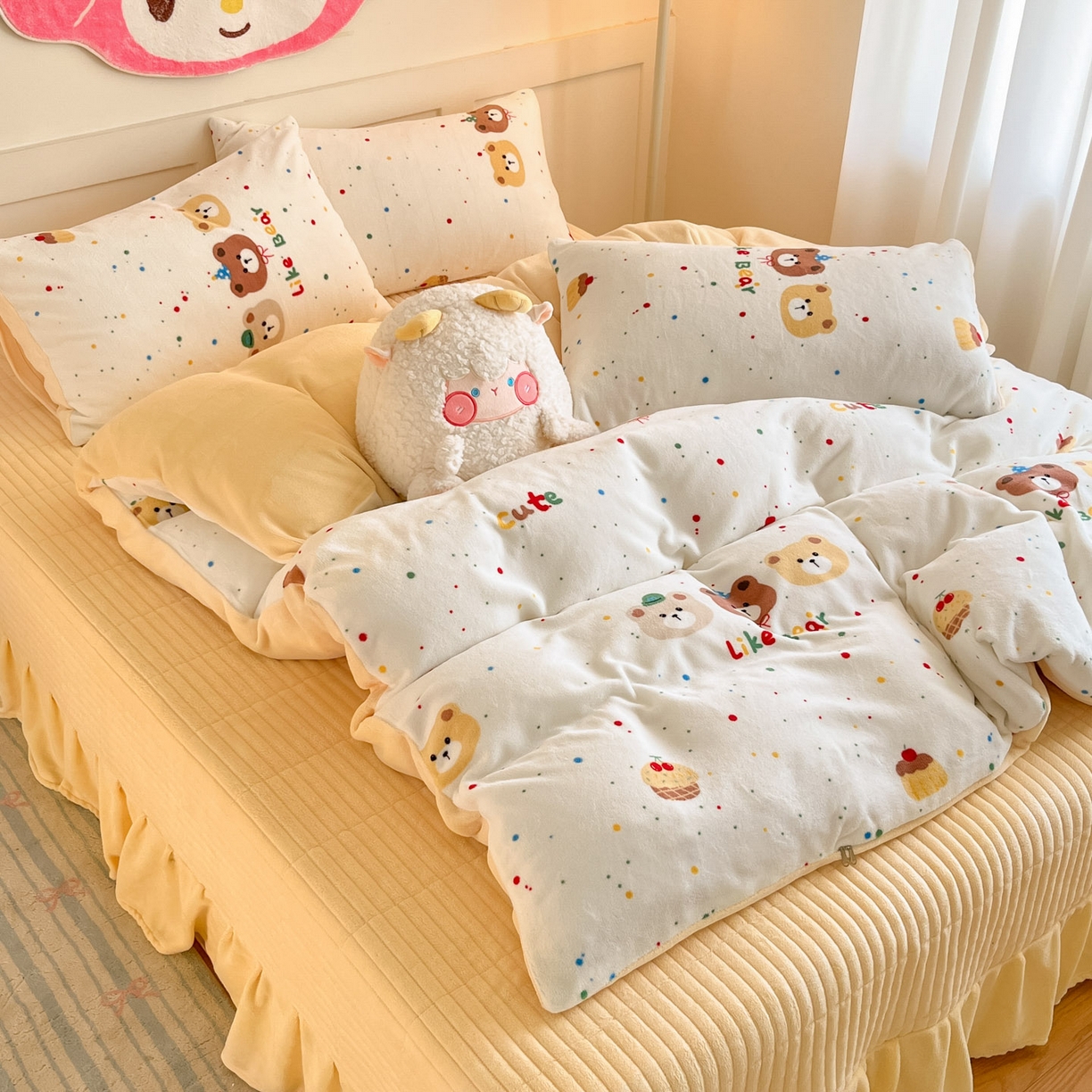 91家纺网 家纺一手货源 找家纺 摩妮卡 2025新款牛奶绒印花夹棉床盖印花四件套 瑞迪熊
