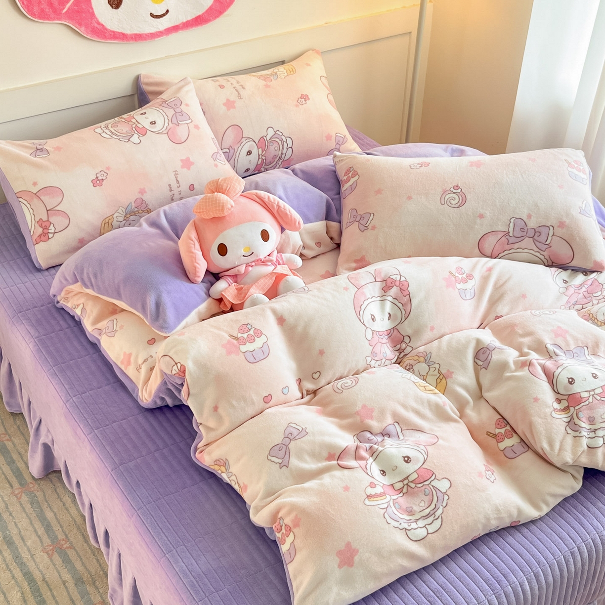 91家纺网 家纺一手货源 找家纺 摩妮卡 2025新款牛奶绒印花夹棉床盖印花四件套 安妮兔